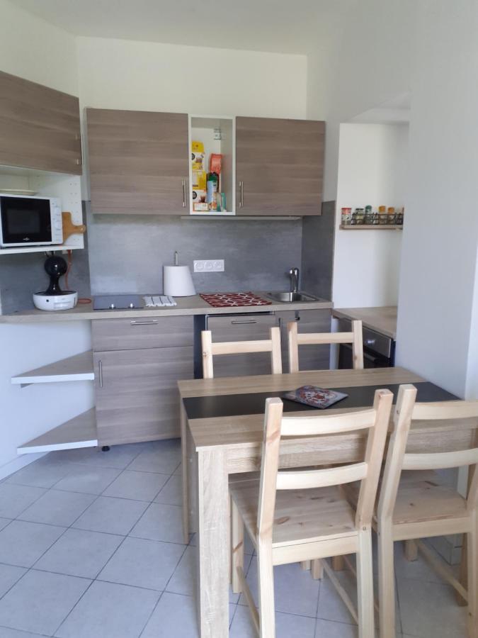 Studio En Plein Centre Ville - 2 A 4 Personnes Tence Exterior photo