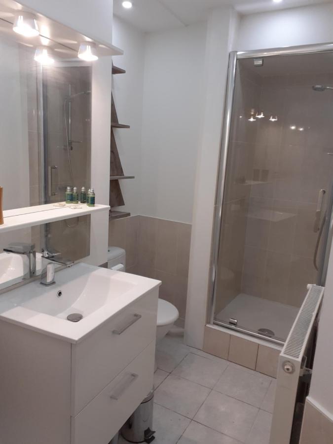 Studio En Plein Centre Ville - 2 A 4 Personnes Tence Exterior photo
