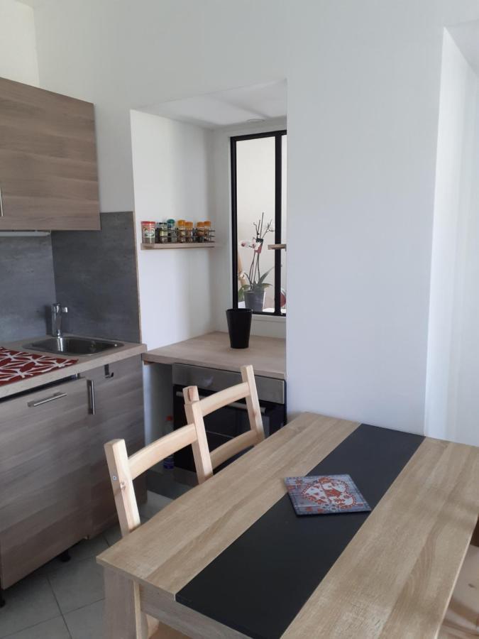 Studio En Plein Centre Ville - 2 A 4 Personnes Tence Exterior photo